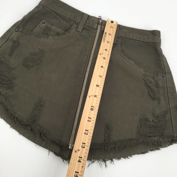 Carmar Denim Beatrice Zip Front Skirt Size 26 Olive Green Distressed Mini S - Picture 8 of 8